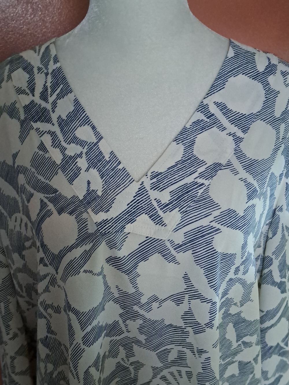Ann Taylor Factory Blue and White V-Neck Floral Print Top